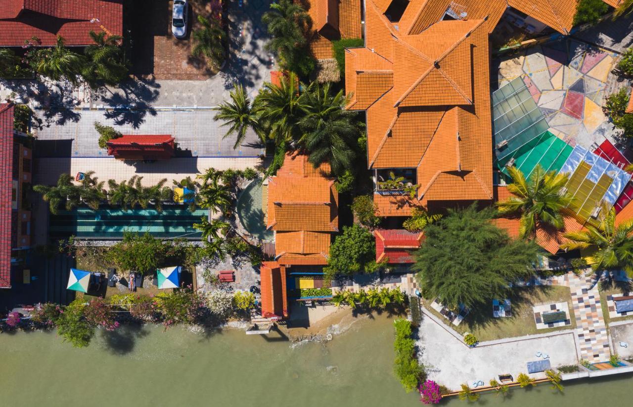 Lost Paradise Resort Batu Feringgi Exteriör bild
